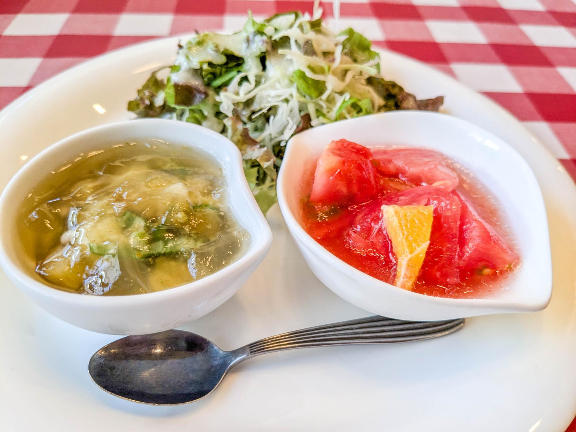 ナスの冷製ジュレ、トマトとオレンジのデリ、サラダ