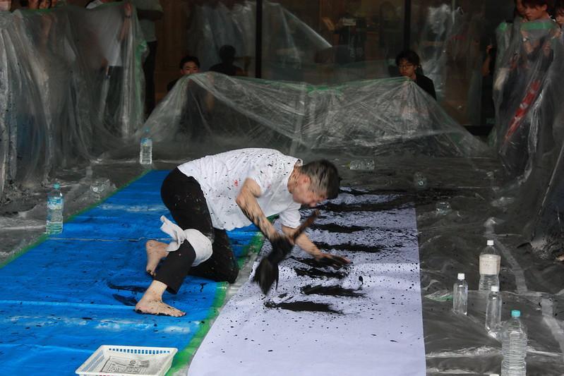 稲垣尚毅氏（現代アーティスト、書家）によるパフォーマンス