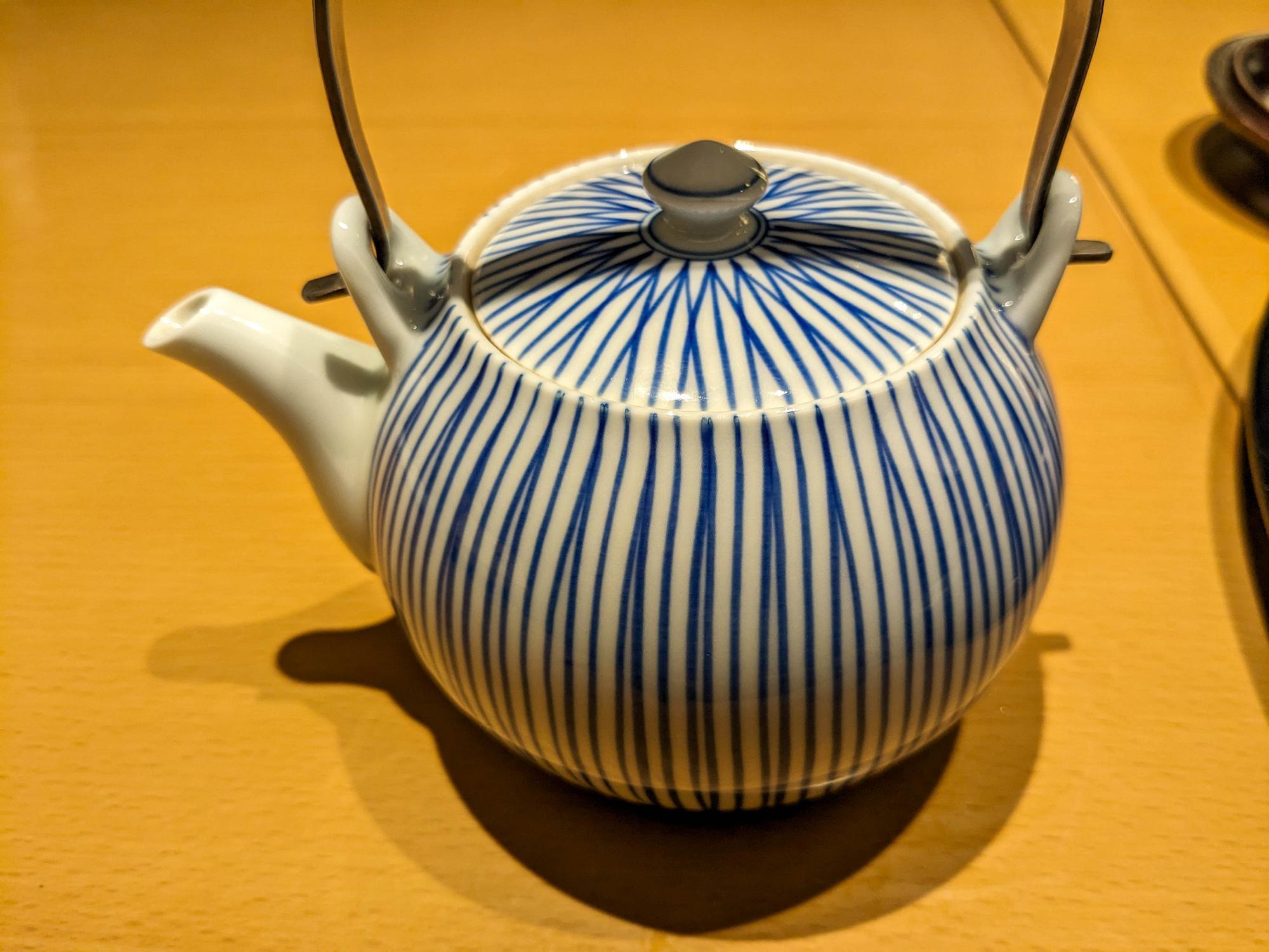 あったかいだし汁が運ばれてきます