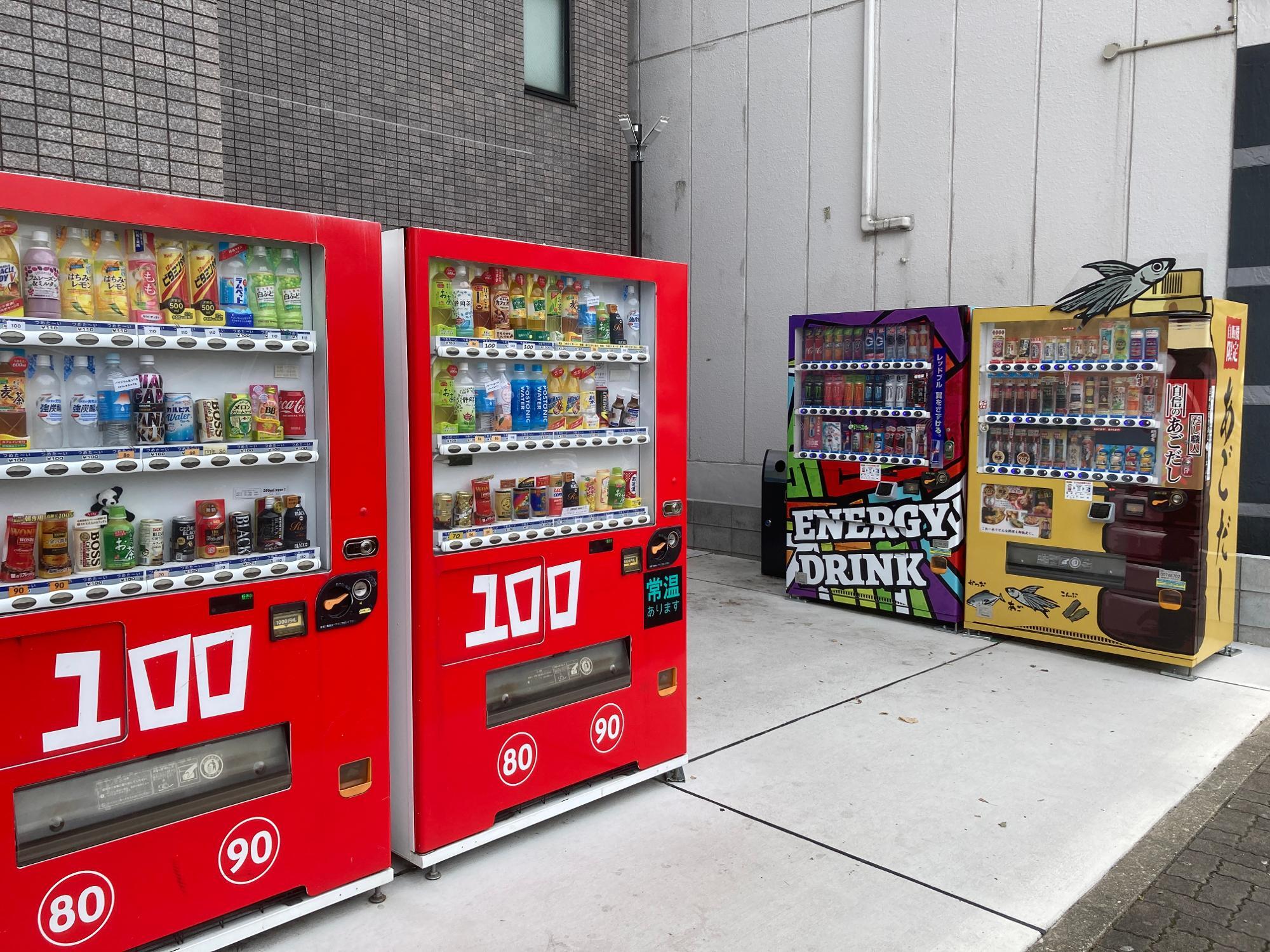 黄色い自動販売機が目印