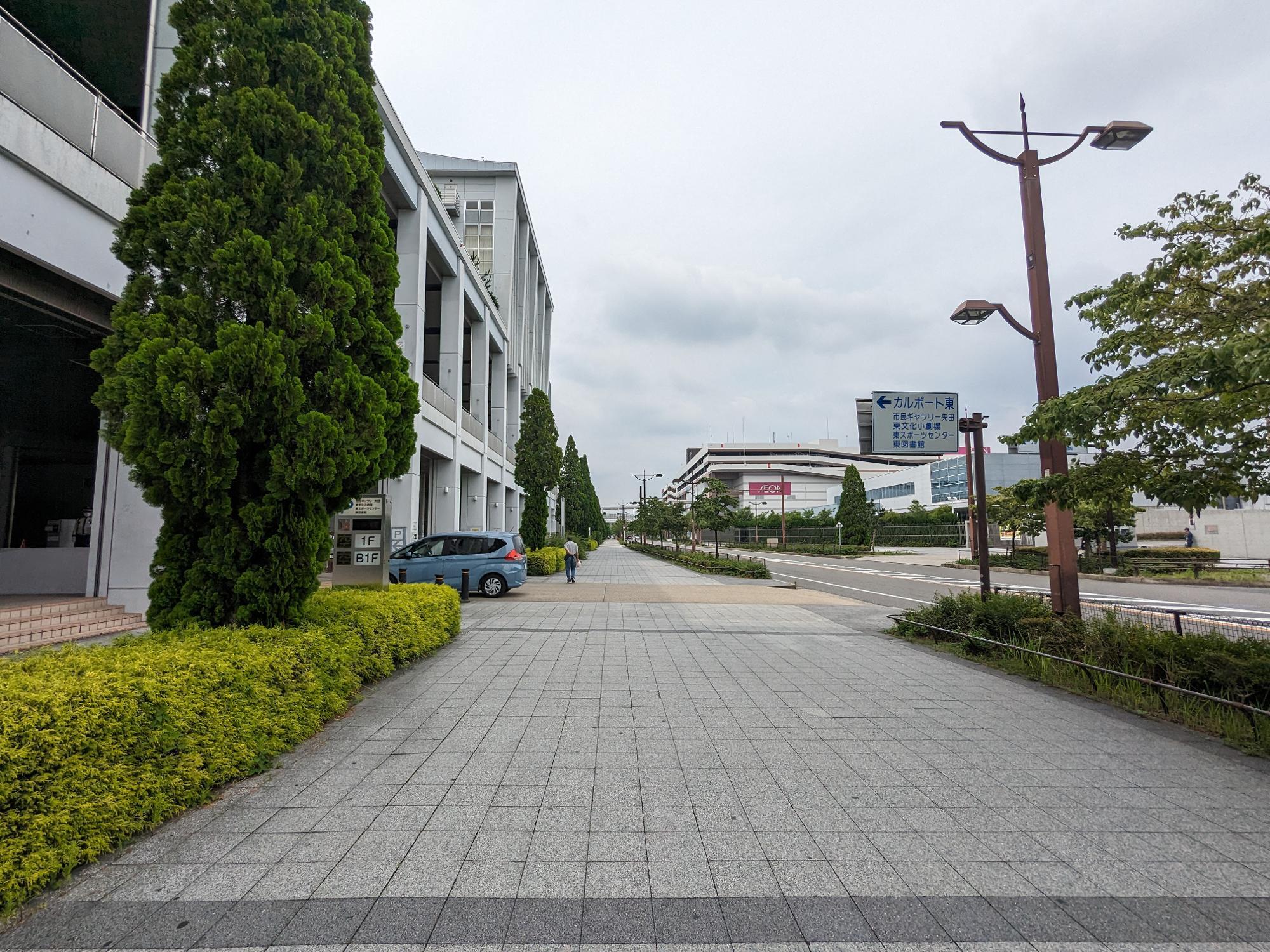 道を挟んで右側にイオンモールナゴヤドーム前