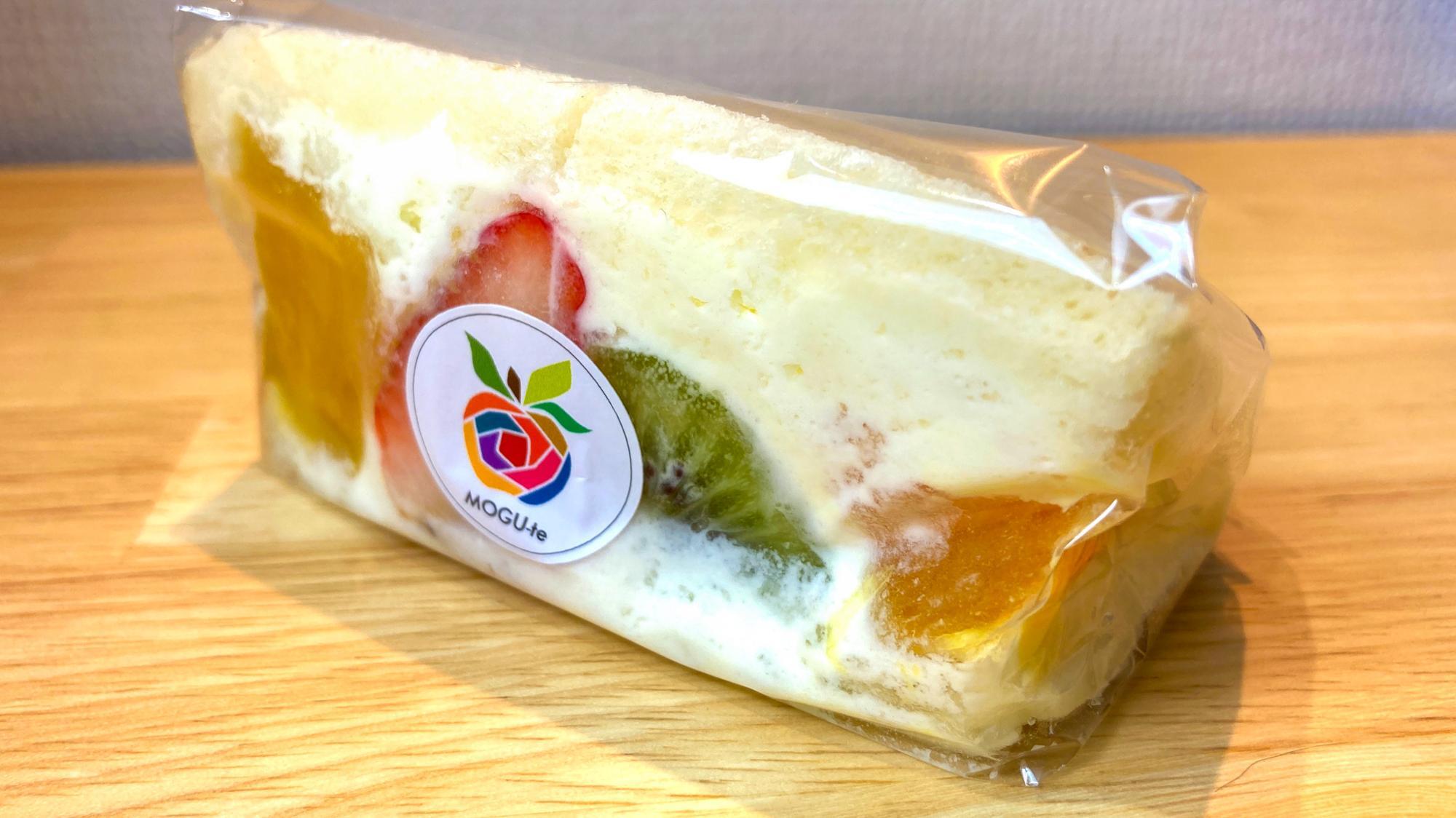 インパクトのあるフルーツサンド！