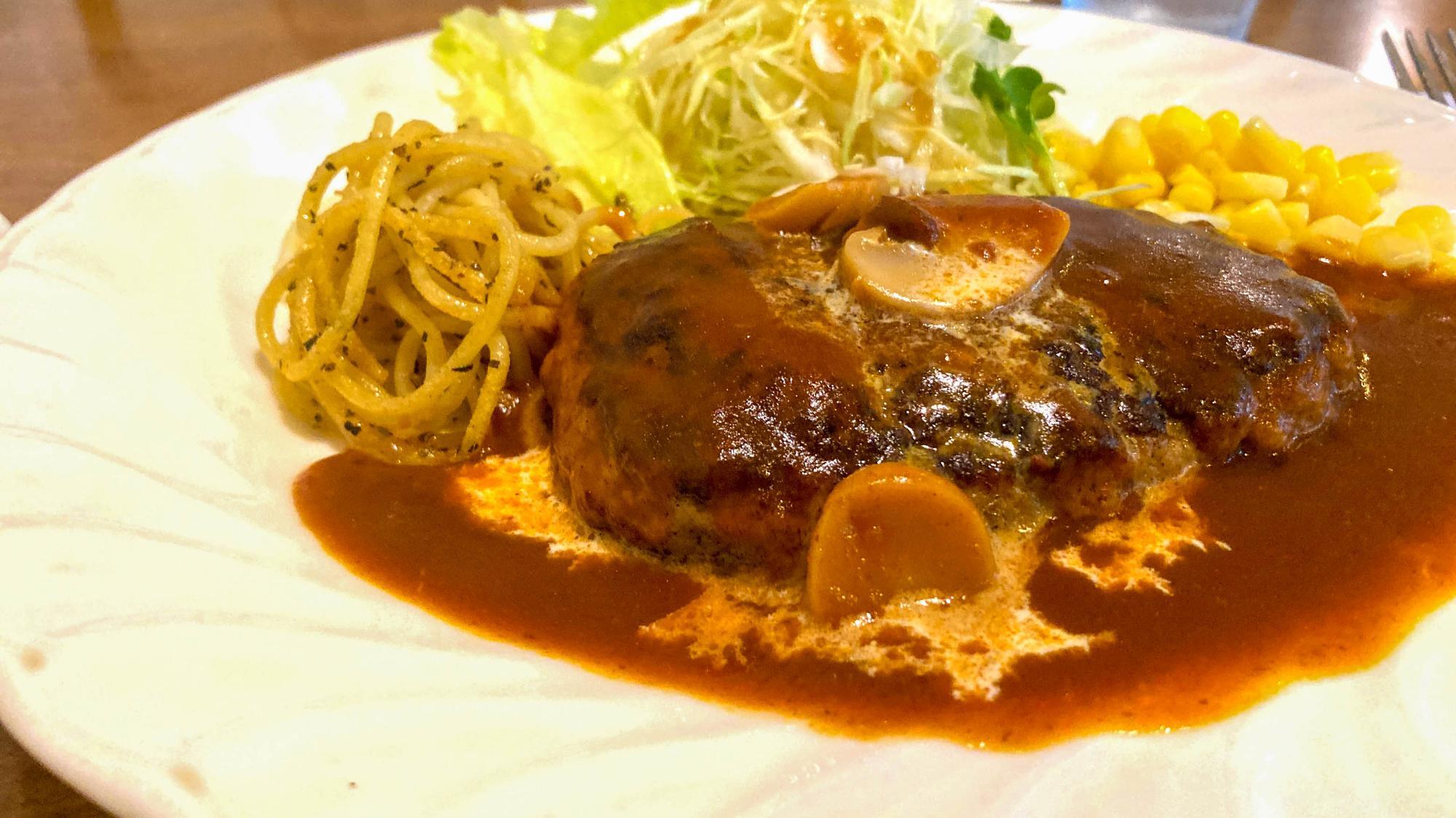 付け合せのパスタも美味しい…