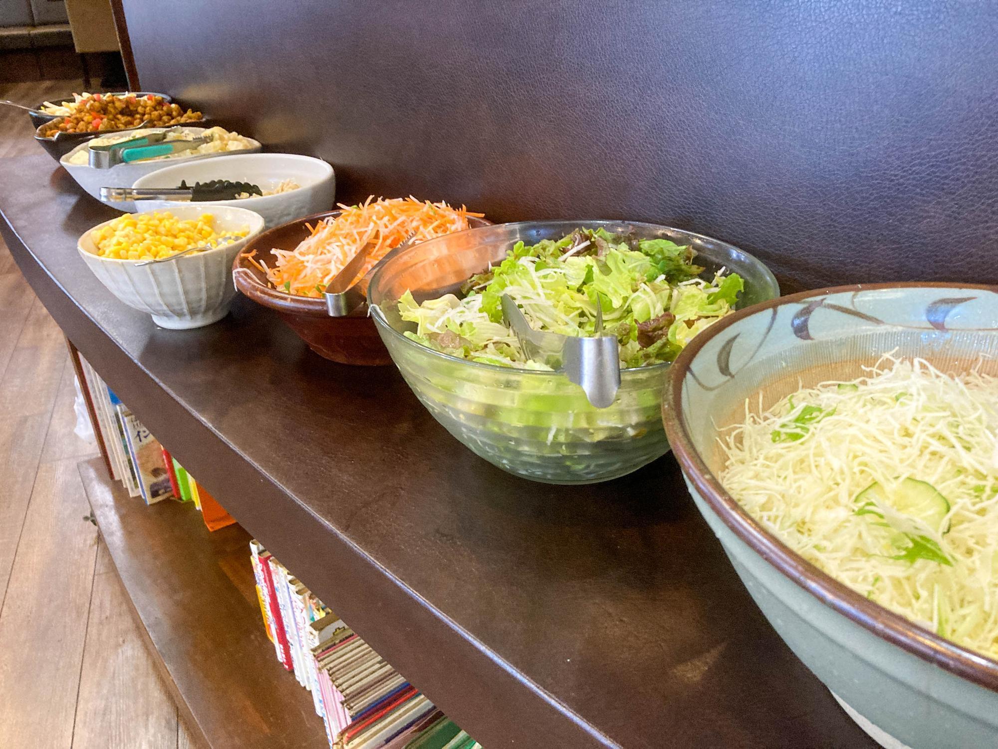 種類豊富なサラダバー