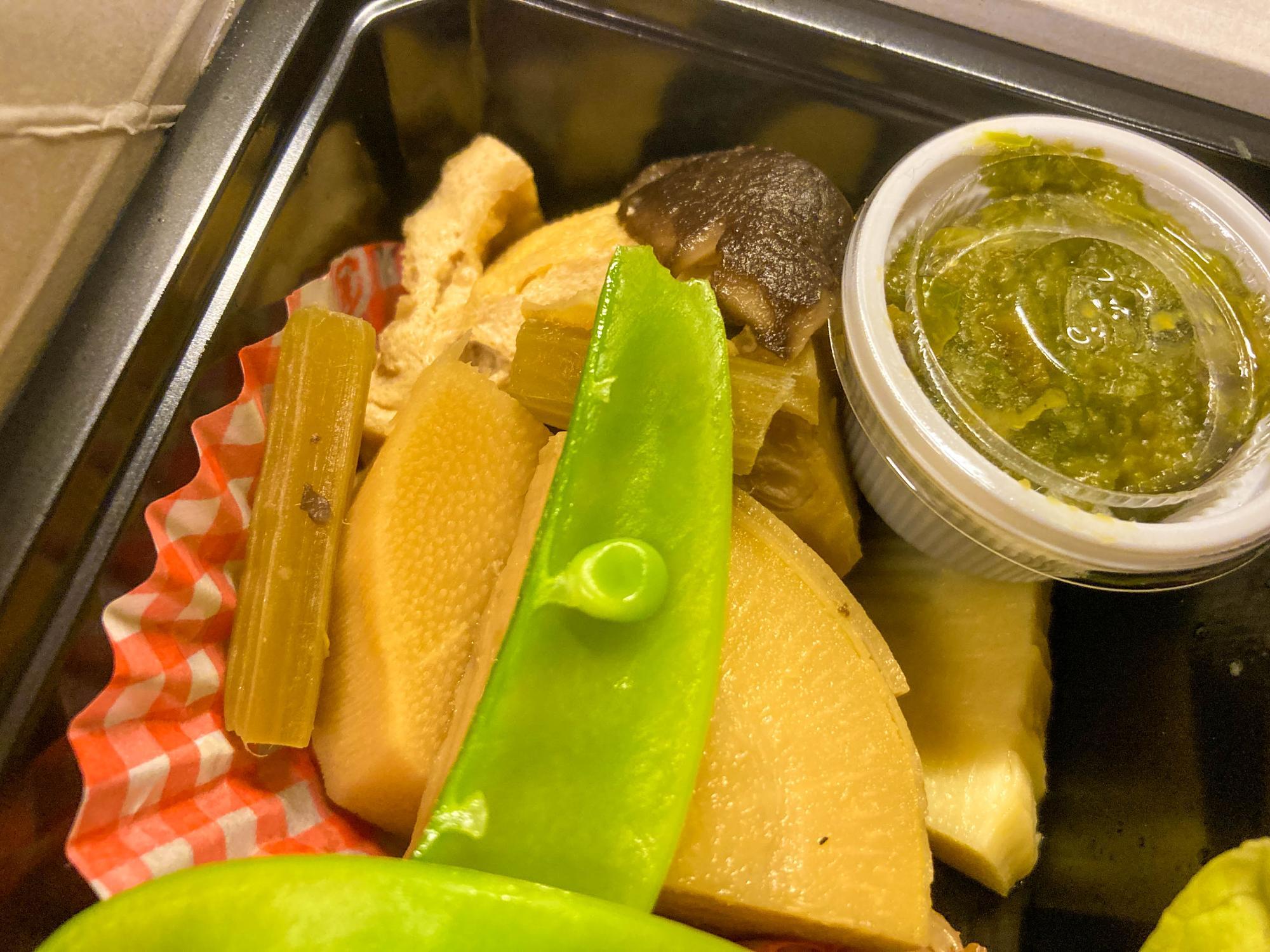 右上のカップにふき味噌が入っていました