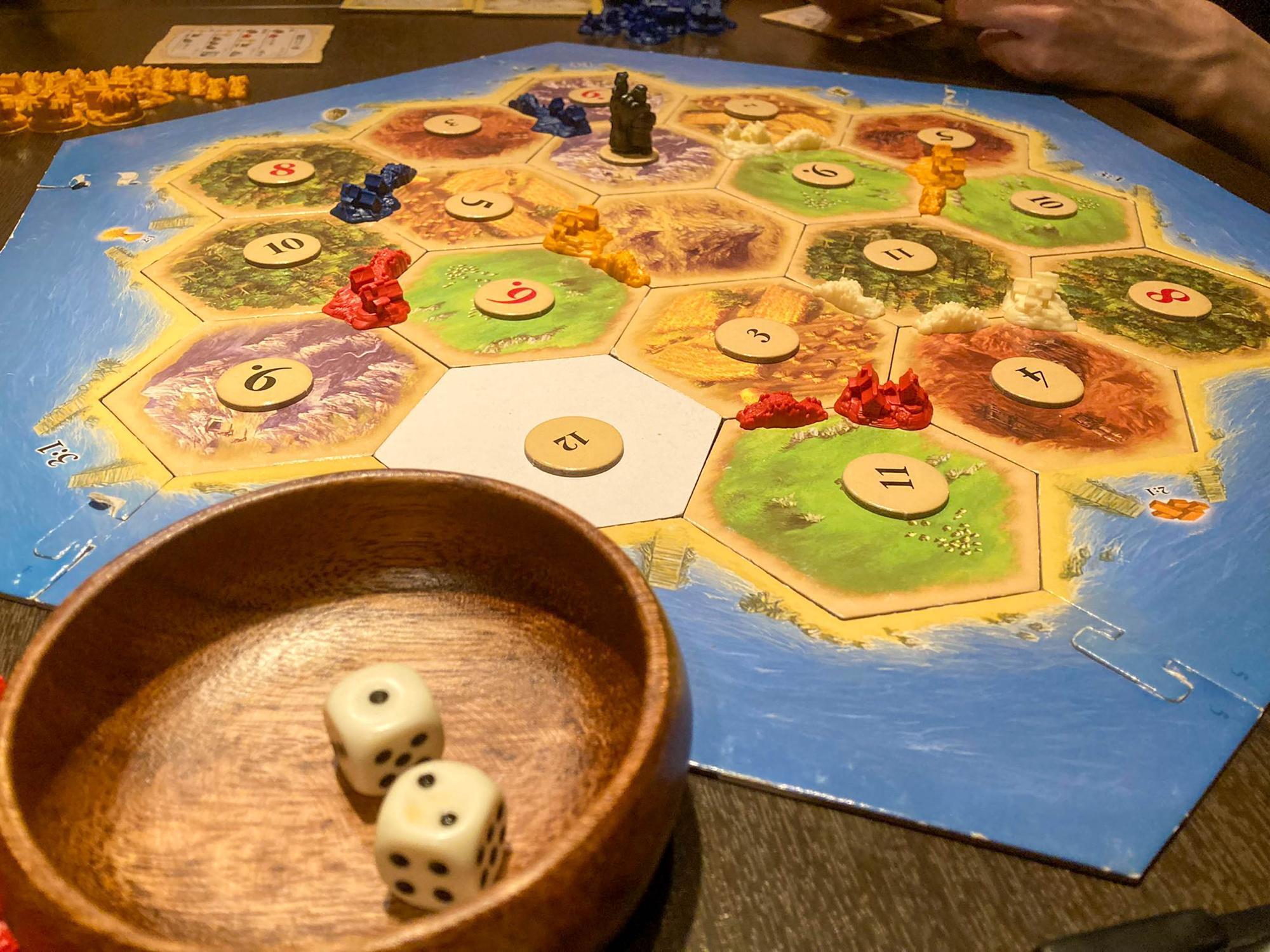 世界的な名作ボードゲーム「カタン」（店舗提供写真）