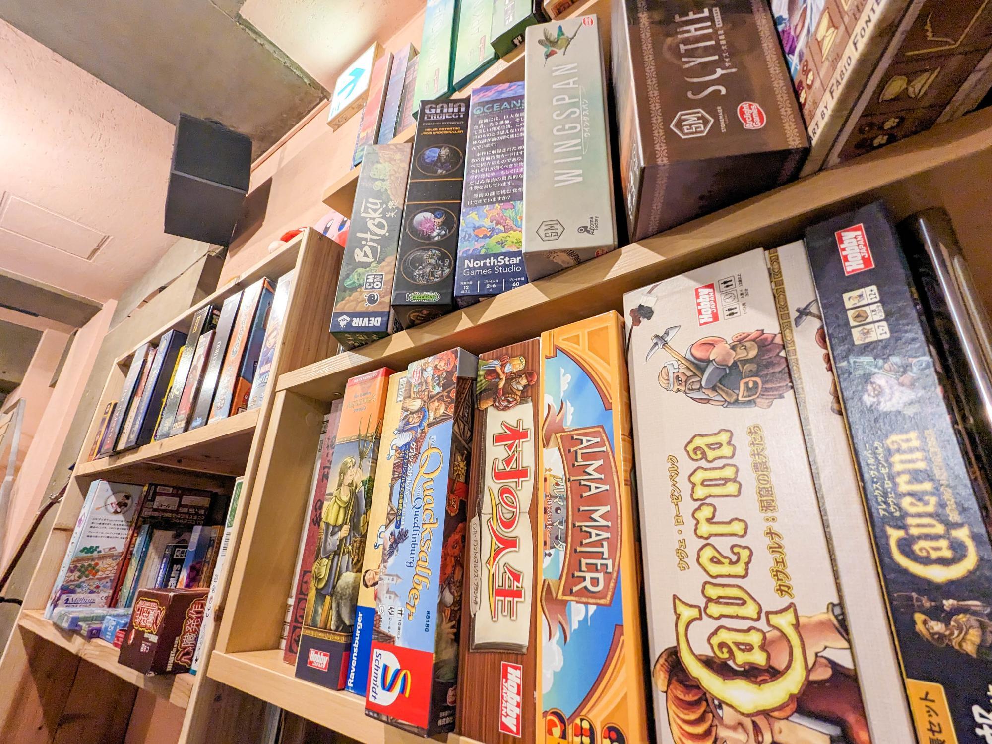 店内にはたくさんのボードゲーム