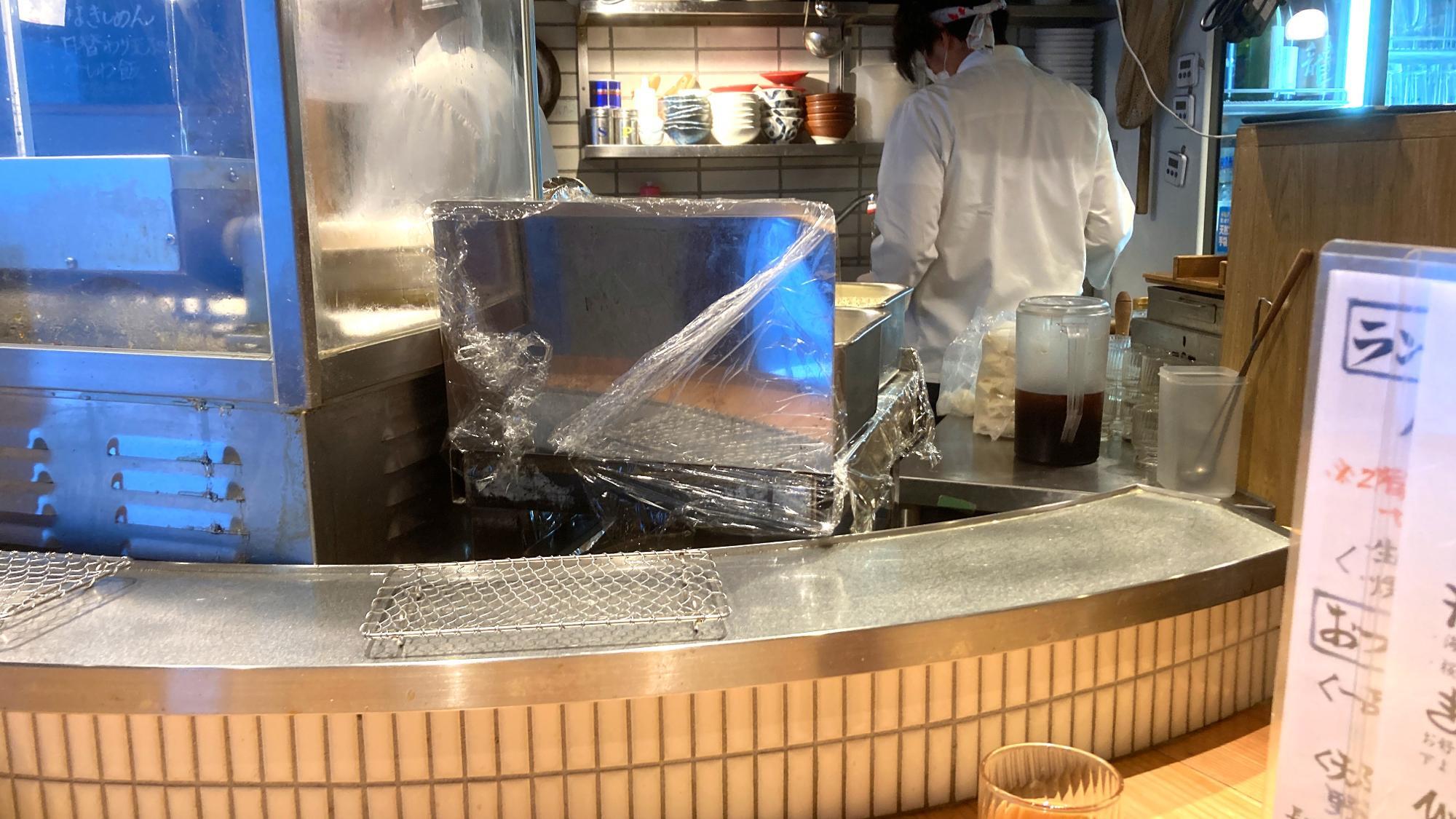 臨場感のある目の前の厨房