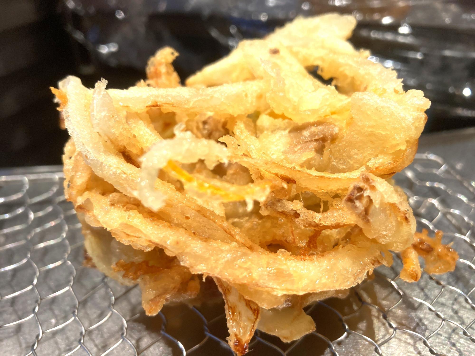 カウンターから天ぷらが出てくる