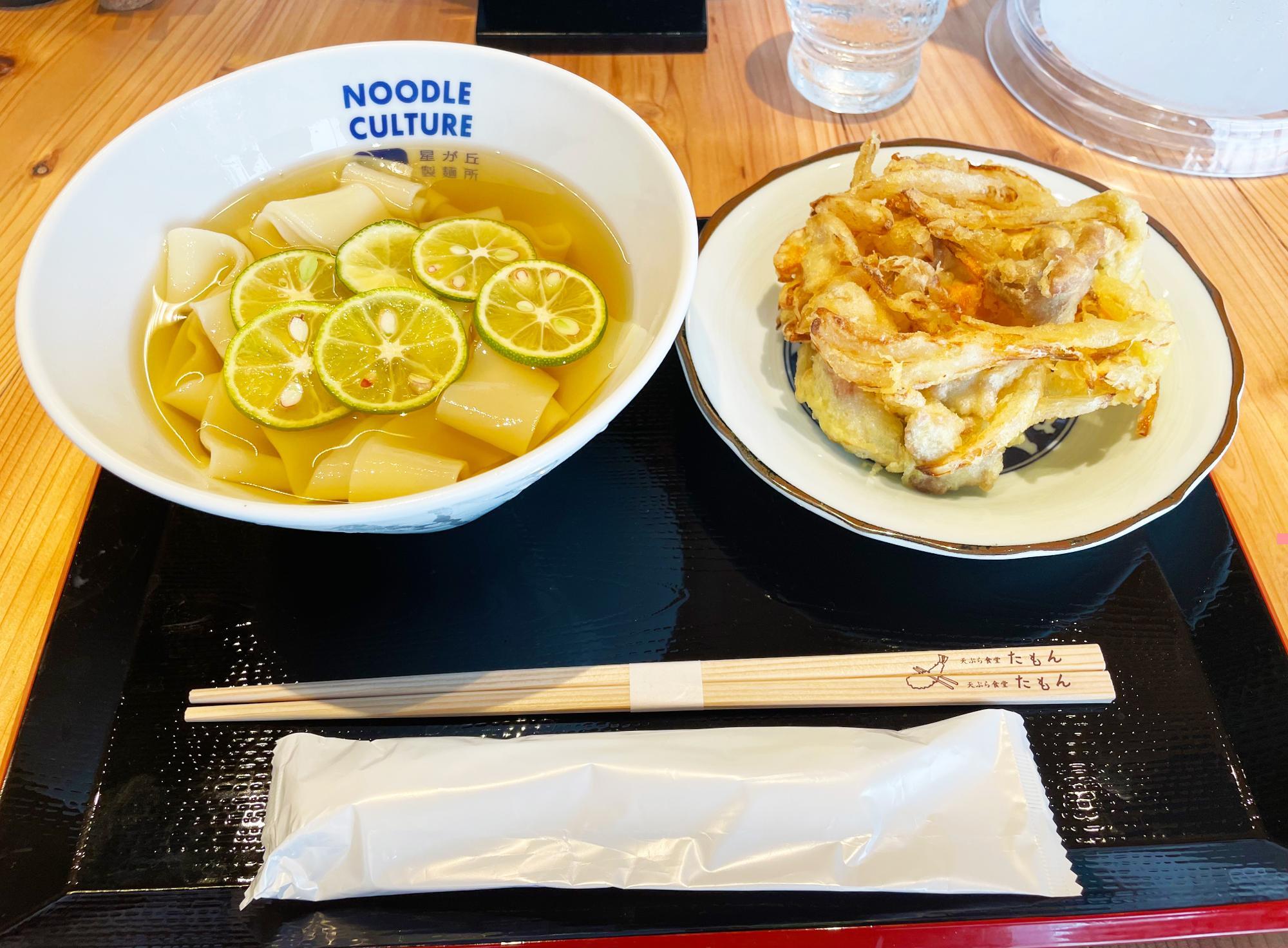 きしめんと天ぷらを並べるとこんなボリューム！（店舗提供写真）