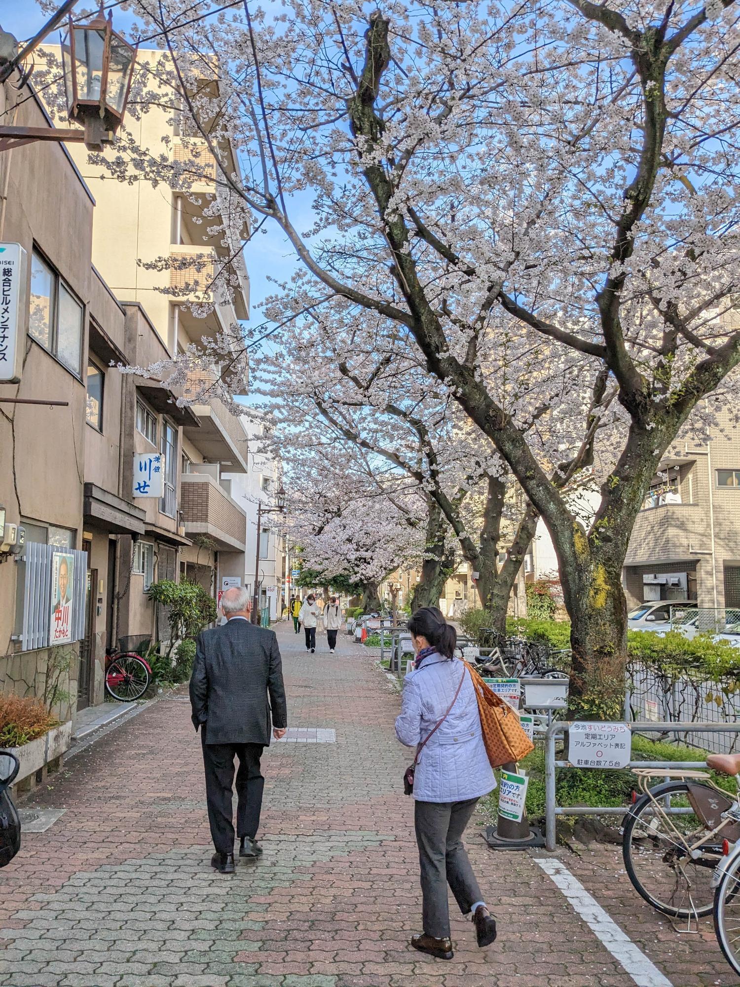 通勤・通学の人たちがちらほら