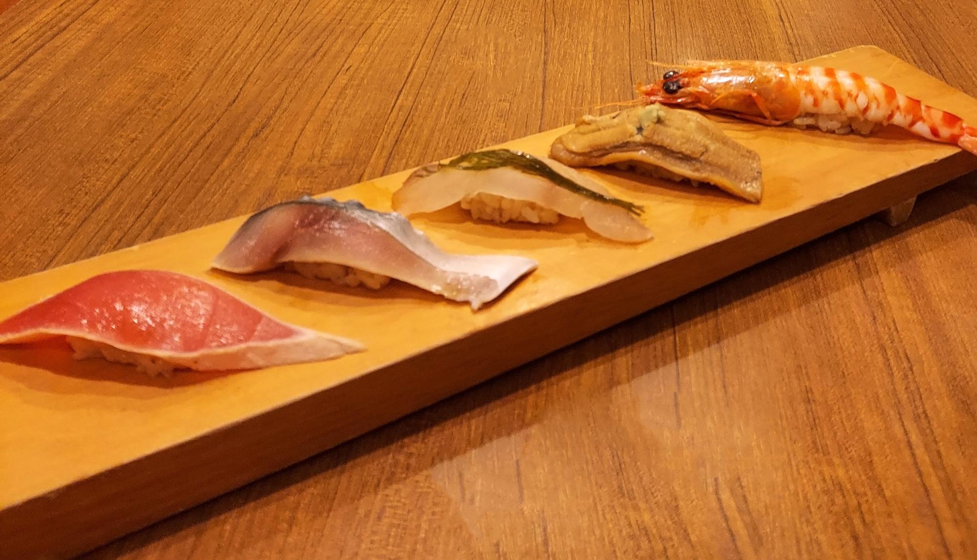 左から「まぐろ漬け」「さば酢〆」「平目昆布〆」「煮穴子」「車海老」