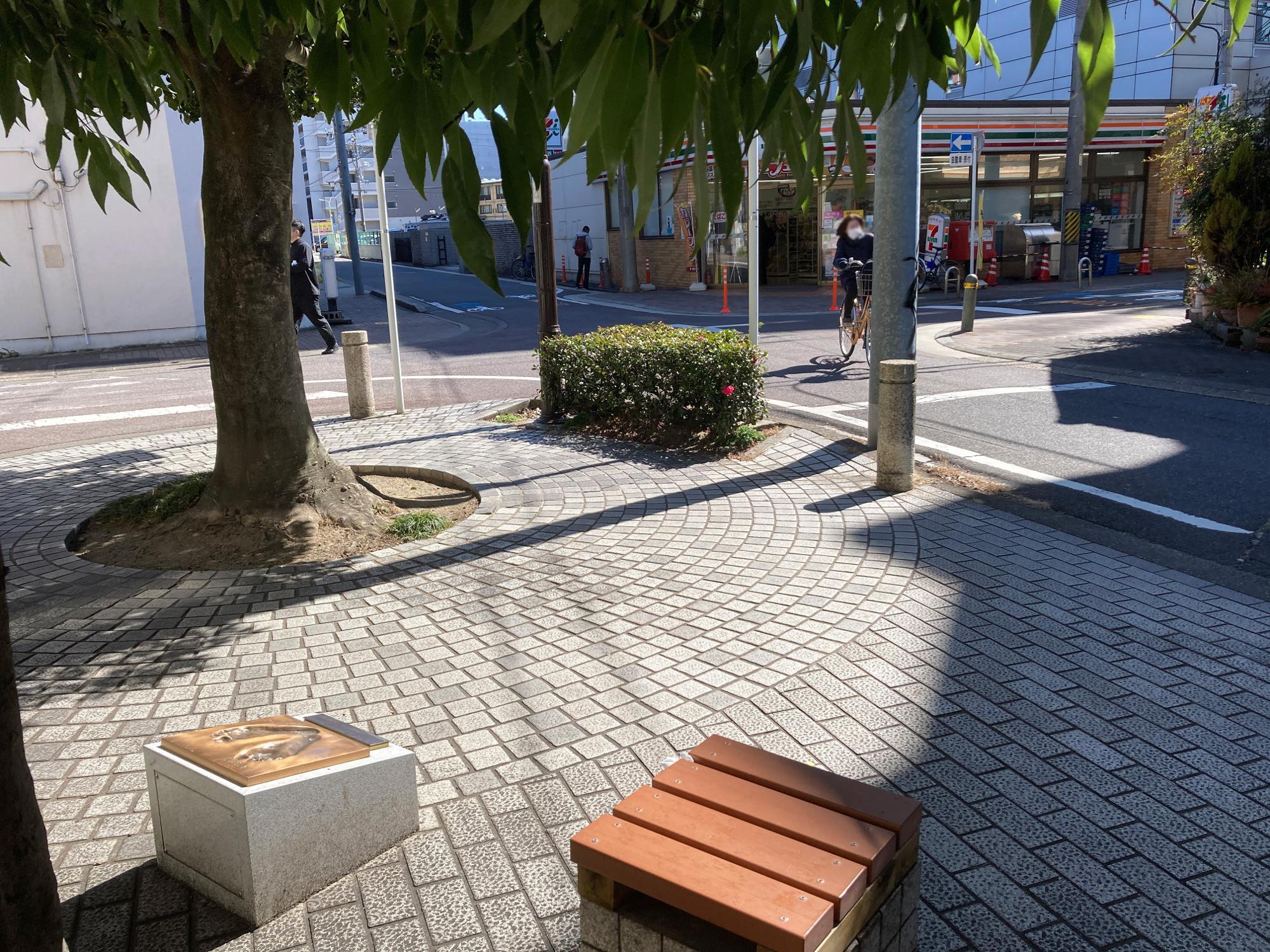 向かい側にあるセブン-イレブン名古屋今池駅北店が目印です。